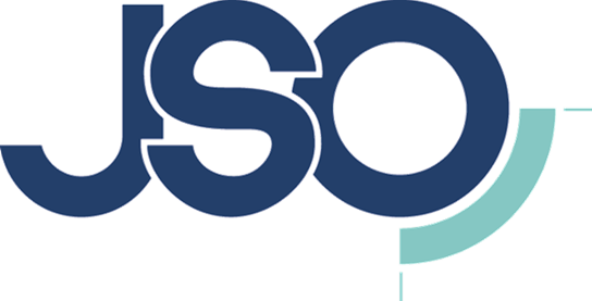 Logo der JSO, bestehend aus blauem Text und einer grünen geometrischen Form.